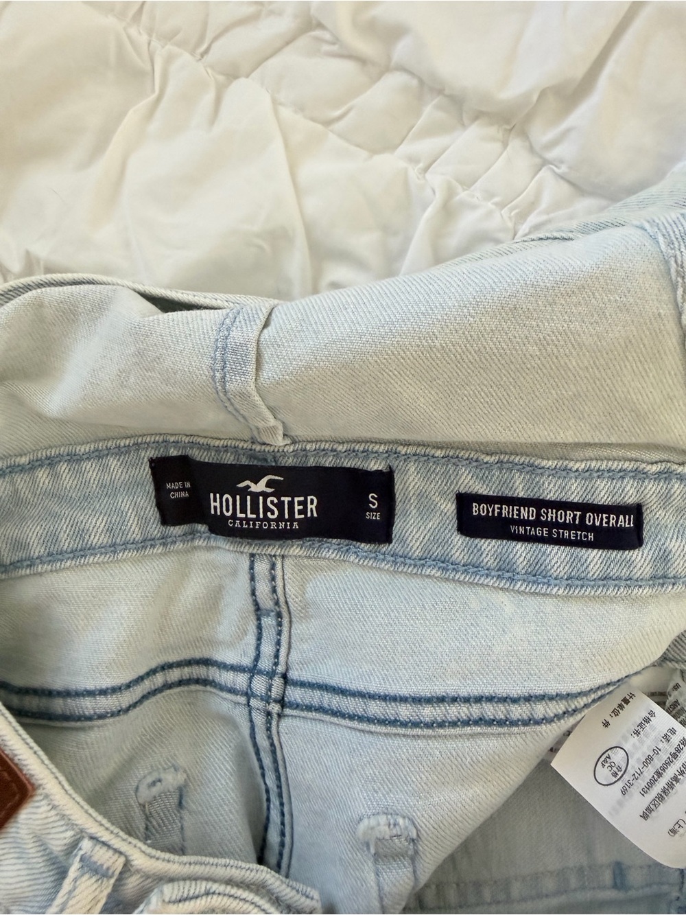 Hollister Women’s Light Wash Denim Boyfriend Short Overall Distressed S - Picture 3 of 3